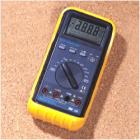 自動量程3 3/4位LCD顯示的數(shù)字多用表，最大顯示值3296;數(shù)字和模擬條圖雙顯示,顯 示 器：30 X 60mm LCD，最大顯示值19999,直流電壓;交流電壓;直流電流;交流電流;電阻;電容,帶蜂鳴器通斷測試;二極管測試;晶體管hFE測試. 
