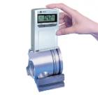 TR110袖珍式表面粗糙度儀具有測量精度高、測量范圍寬、操作簡便、便于攜帶、工作穩(wěn)定等特點，可以廣泛應用于各種金屬與非金屬加工表面的檢測，該儀器是傳感器主機一體化的袖珍式儀器，具有手持式特點，更適宜在生產現場使用。