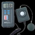 DE-3350  數(shù)字照度計.3 1/2 數(shù)字LCD顯示,最大值1999,光度計范圍:400～700.光譜響應中心波長:550,測量圍:200/2000/20000LUX  20/200/2000 FC.量程:0.1～19990 LUX  0.01～1999 FC


