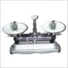 JP-A-20架盤天平,本架盤天平專供藥房使用，亦適用于化學(xué)和礦產(chǎn)工業(yè)及實(shí)驗(yàn)室一般稱量之用。最大稱量:2000g.分度值:2g.箱/臺(tái):ф3mm.包裝尺寸:640*390*270mm.毛重:20