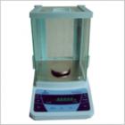 JA-2003 電子精密天平,新一代電磁式稱量傳感器，使產(chǎn)品的精度有了可靠保障。具有全自動故障檢測，自動校準，超載保護等多種應用程序。電源變壓器外置，減少溫度對天平稱量的影響.內(nèi)置RS232C接口，可直接連接計算機，打印機等。稱量范圍:0-200g.可讀性:1mg.稱盤尺寸:ф80mm
