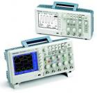 數(shù)字存儲(chǔ)示波器 TDS2004B 顯示： 彩色LCD ，帶寬：60 MHz；通道數(shù)量：4  ；每通道取樣速度：1.0 GS/s；記錄長度：2.5 K 點(diǎn)。通過前面板USB 端口支持可移動(dòng)數(shù)據(jù)存儲(chǔ)設(shè)備