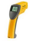  FLUKE66紅外線測溫儀，測量溫度為-32～600℃(-25至1100 °F)。 D:S=30:1標(biāo)準(zhǔn)焦距，光譜響應(yīng)8μm至14μm ，12個點的數(shù)據(jù)記錄，顯示分辨率:0.1℃。精度：±1% 或±1℃
