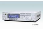 KSG3421 對應(yīng)于RDS（歐洲）／RBDS（美國）. 備有使多臺KSG3421／KSG3420的EON連動(dòng)的功能. 可保存100類設(shè)定數(shù)據(jù)，并可指定范圍依次使設(shè)定內(nèi)容循環(huán). 標(biāo)準(zhǔn)搭載有GPIB／RS-232C的接口. 帶立體聲調(diào)制功能 
 