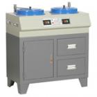 PG-2D型金相試樣拋光機(jī)是在PG-2C金相試樣拋光機(jī)的基礎(chǔ)上作進(jìn)一步的設(shè)計(jì)改進(jìn),由原立式結(jié)構(gòu)設(shè)計(jì)成柜式結(jié)構(gòu)，二個(gè)拋光盤的轉(zhuǎn)速也由原一種轉(zhuǎn)速分別設(shè)計(jì)成700轉(zhuǎn)/分和900轉(zhuǎn)/分二個(gè)不同轉(zhuǎn)速.拋盤直徑：220mm
