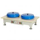 PG-2A型金相試樣拋光機(jī)可供雙人同時(shí)操作，拋光盤直徑與傳遞功率均大于國內(nèi)同類產(chǎn)品，能適合更多種材料的拋光要求，是試樣拋光的理想設(shè)備。拋光盤直徑：雙盤220mm.轉(zhuǎn)速：900r/min，1400r/min（定制）.電動機(jī)：YS7116 0.2kW 380V/220V 50Hz

 
