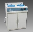  P-2G金相試樣拋光機(jī)是在P-2T金相試樣拋光機(jī)的基礎(chǔ)上作進(jìn)一步的設(shè)計(jì)改進(jìn)，由原立式結(jié)構(gòu)設(shè)計(jì)成柜式結(jié)構(gòu). 拋盤直徑：200mm.轉(zhuǎn)速：1400r/min或900r/min(定制).電壓：380V,50Hz或220V,50Hz(定制),外形尺寸：900x560x1010mm

