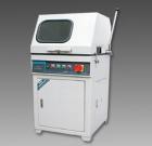 LSQ-100立式試樣切割機(jī)用于切割各種金屬、非金屬材料的樣,以便觀察材料金相、巖相組織。主軸轉(zhuǎn)速：2800轉(zhuǎn)/分鐘．砂輪片規(guī)格：350×2×32mm．最大切割直徑：100mm 
