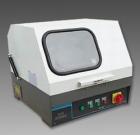 SQ-80 手動(dòng)試樣切割機(jī)用于切割各種金屬、非金屬材料的試樣，以便觀察材料金相、巖相組織。主軸轉(zhuǎn)速：2800轉(zhuǎn)/分鐘．砂輪片規(guī)格：250×2×32mm．最大切割直徑：80mm 
