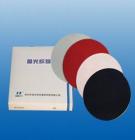 拋光織物  各種金相試樣及儀器、儀表等零件的精密拋光。精拋后光潔度可達(dá)△8-△12。材質(zhì)：絲絨、平絨、呢料、帆布、植絨、呢絨、絲綢、羊毛氈.規(guī)格及包裝：φ230-300mm（無(wú)壓敏膠）、φ200mm（背帶壓敏膠）