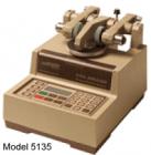 Taber 5135 & 5155 研磨儀是一種行業(yè)標(biāo)準(zhǔn)，用于陶瓷、塑料、紡織、金屬、皮革、橡膠和著色、著漆、電鍍表面等的磨損和耐用性測(cè)試。采用Taber 研磨儀進(jìn)行加速磨損測(cè)試,平臺(tái)旋轉(zhuǎn)速度60或72 圈每分鐘