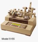 Taber 5135 & 5155 研磨儀是一種行業(yè)標(biāo)準(zhǔn)，用于陶瓷、塑料、紡織、金屬、皮革、橡膠和著色、著漆、電鍍表面等的磨損和耐用性測(cè)試。采用Taber 研磨儀進(jìn)行加速磨損測(cè)試,平臺(tái)旋轉(zhuǎn)速度60或72 圈每分鐘