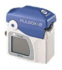 只需將手指插入指架，監(jiān)測器便自動開啟，可立即開始測量。 

大屏幕顯示，清晰明了

大屏幕LCD確保文字與測量值顯示清晰明了。此外，在黑暗環(huán)境中會自動點亮背光。 

高度便攜性

PULSOX-2外形小巧，僅重70g，攜帶非常方便；此外，頸帶設計更添靈活性和易用性。 

堅固耐用

此儀器的設計堅固耐用，可承受碰撞和擊打。因此非常適合家庭使用。 

性能可靠，深受好評

PULSOX-2繼承了PULSOX系列深受好評的設計和性能，這兩方面在該系列多年來累積的經(jīng)驗中日趨完善。 

電池壽命長

采用高效節(jié)能設計，兩節(jié)AAA電池即可支持連續(xù)使用80小時。
