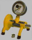 Elcometer1970 PFCV--便攜式工地校準(zhǔn)檢定裝置是用來確認(rèn)所使用的附著力測量儀校準(zhǔn)的一種理想工具，可用于Elcometer PATTM、Elcometer 106、Elcometer 108等型號的附著力測量儀。將合適的拉棒與校準(zhǔn)證裝置相連，拉動附著力測量儀，比較測量儀與校準(zhǔn)證裝置上的讀數(shù)。


