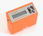 Elcometer 406L 統(tǒng)計型微型光澤度儀是一個手持式的測量平面光澤的測量儀。有單角度60°統(tǒng)計型和20°/60°雙角度統(tǒng)計型。通過向被測物體發(fā)射一定角度的持續(xù)光線束，監(jiān)測反射的光線來測量光澤度.
