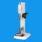 目 的：
ABQ拉力鈕扣測試儀，可配置NK、HF推拉力計和專用夾具，專用于測量鈕扣的扣合力或脫離衣物破壞力。檢測鈕扣、按鈕等固定強(qiáng)度是很重要的一項標(biāo)準(zhǔn)，尤其是在嬰兒和兒童服裝設(shè)計及制造中最為重要。在鈕扣固定裝飾件上使用一定力的測量需要通過力度儀器來記錄。
