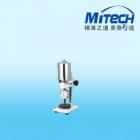 詳細信息
LD-J型邵A.邵B硬度計測試支架特 點：   
LD測試架是我公司研制的新一代邵氏硬度測試支架，其測試原理更科學，結(jié)構(gòu)更緊湊、合理，使測試的穩(wěn)定性和準確度進一步得到提高。并且使用高硬度的金屬平臺代替了傳統(tǒng)的玻璃平臺，有效避免了玻璃平臺易碎的缺點 。
