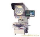 特點(diǎn)

±    采用投影筒升降調(diào)焦，荷重可達(dá)50千克，適宜重型工件?？蛇xZ系列正像型，影像與工件同向，正立直觀。
±    光學(xué)系統(tǒng)質(zhì)量優(yōu)良，物鏡成像清晰，放大倍率準(zhǔn)確，在透射光照明下，輪廓測量誤差小于0.08%。
±    投影屏旋轉(zhuǎn)機(jī)構(gòu)裝有角位移光電傳感器，顯示分辨率達(dá)1′或0.01°可作任意角度的快速測量，誤差在5′之內(nèi)。
±    數(shù)字顯示系統(tǒng)具有多種顯示功能，可進(jìn)行公/英制轉(zhuǎn)換；相對/絕對坐標(biāo)轉(zhuǎn)換；角度的60進(jìn)制與100進(jìn)制轉(zhuǎn)換以及坐標(biāo)值的二等分。

