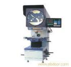 用途特點

±    采用工作臺升降調(diào)焦，使操作比較方便?？蛇xZ系列正像型，影像與工件同向，正立直觀。
±    光學(xué)系統(tǒng)質(zhì)量優(yōu)良，物鏡成像清晰，放大倍率準(zhǔn)確，在透射光照明下，輪廓測量誤差小于0.08%。
±    投影屏旋轉(zhuǎn)機構(gòu)裝有角位移光電傳感器，顯示分辨率達1′或0.01°可作任意角度的快速測量，誤差在5′之內(nèi)。
±    數(shù)字顯示系統(tǒng)具有多種顯示功能，可進行公/英制轉(zhuǎn)換；相對/絕對坐標(biāo)轉(zhuǎn)換；角度的60進制與100進制轉(zhuǎn)換以及坐標(biāo)值的二等分。

