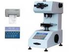 儀器免除了查表的麻煩，將測微目鏡測得的對角線長度輸入程序，即直接在LCD顯示屏顯示硬度值，并由內置打印機打印測量數據：最大值，最小值，分散度，平均值和均方差等。 

