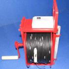 便攜式水位計是根據(jù)水利、礦山系統(tǒng)的實際需要研制開發(fā)的一種自動排線水位測量裝置。該儀器提高了測量精度，具有更高的靈活性和方便性。儀器適用于地質、礦山、水文等部門的水文觀測孔、地質鉆孔、水井、水庫大壩及江河等地下水的直接測量，也可作為大量程電子尺用于土地丈量、觀測線布置等進行距離測量的場合。