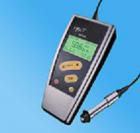 主要特點(diǎn)

u采用了磁性和渦流兩種測(cè)厚方法，既可測(cè)量磁性金屬基體上非磁性覆蓋層的厚度又可測(cè)量非磁性金屬基體上非導(dǎo)電覆蓋層的厚；

u具有兩種測(cè)量方式：連續(xù)測(cè)量方式（CONTINUE）和單次測(cè)量方式（SINGLE）;

u具有兩種工作方式：直接方式（DIRECT）和成組方式（App1）；

u設(shè)有五個(gè)統(tǒng)計(jì)量：平均值（MEAN）、最大值（MAX）、最小值（MIN）、測(cè)試次數(shù)（NO.）、標(biāo)準(zhǔn)偏差（S.DEV）；

u可采用兩種方法對(duì)其進(jìn)行校準(zhǔn),并可用基本校準(zhǔn)法對(duì)測(cè)頭的系統(tǒng)誤差進(jìn)行修正;

u具有存貯功能：可存貯500個(gè)測(cè)量值；

u具有刪除功能：對(duì)測(cè)量中出現(xiàn)的單個(gè)可疑數(shù)據(jù)進(jìn)行刪除，可也刪除存貯區(qū)內(nèi)的所有數(shù)據(jù)，以便進(jìn)行新的測(cè)量；

u可設(shè)置限界：對(duì)限界外的測(cè)量值能自動(dòng)報(bào)警；并可用直方圖對(duì)一批測(cè)量值進(jìn)行分析；

u具有打印功能：可打印測(cè)量值、統(tǒng)計(jì)值、限界、直方圖；

u具有與PC機(jī)通訊的同能：可將測(cè)量值、統(tǒng)計(jì)值傳輸至PC機(jī)，以便對(duì)數(shù)據(jù)進(jìn)行進(jìn)一步處理；

u具有電源欠壓指示功能；

u操作工程有蜂鳴聲提示；

u具有錯(cuò)誤提示功能，通過(guò)屏顯或蜂鳴聲進(jìn)行錯(cuò)誤提示；

u設(shè)有兩種關(guān)機(jī)方式：手動(dòng)關(guān)機(jī)方式和自動(dòng)關(guān)機(jī)方式；